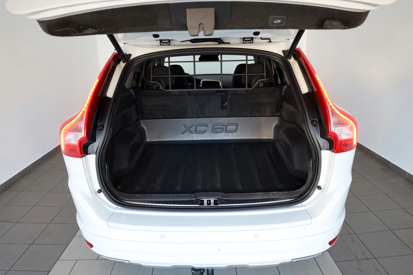 Fahrzeugabbildung Volvo XC60 D5 Momentum AWD Navi,Xenon,Kamera,SH,PDC