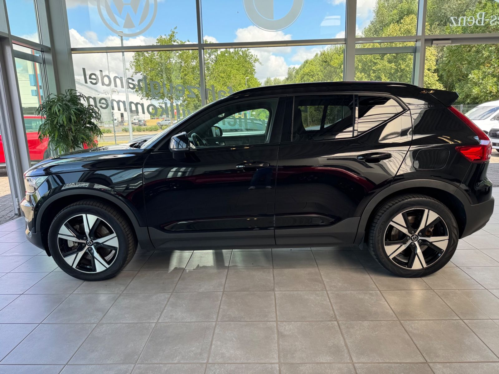 Fahrzeugabbildung Volvo XC 40 XC40 R Design Recharge Pure Electric AWD