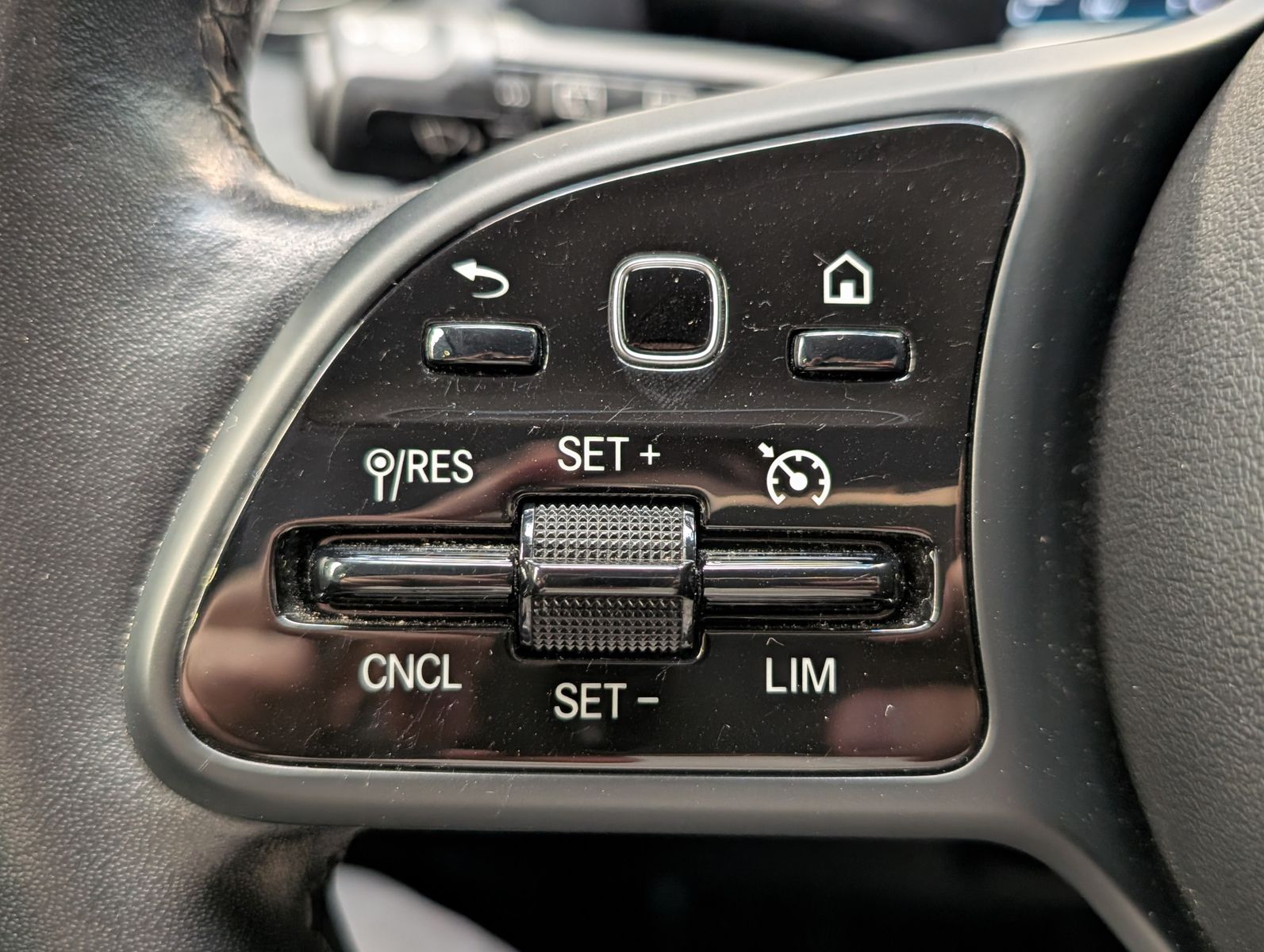 Fahrzeugabbildung Mercedes-Benz GLA 250 e EQ LED*NAVI*CARPLAY*SPURH.*PARKASSIST*