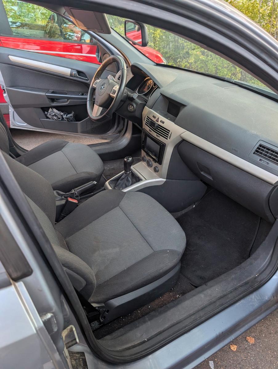 Opel Astra 2006 — interior