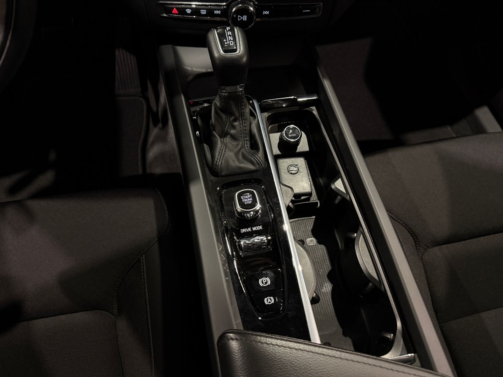 Fahrzeugabbildung Volvo XC60 Momentum Pro 2WD LED NAV DAB RFK SHZ ALU