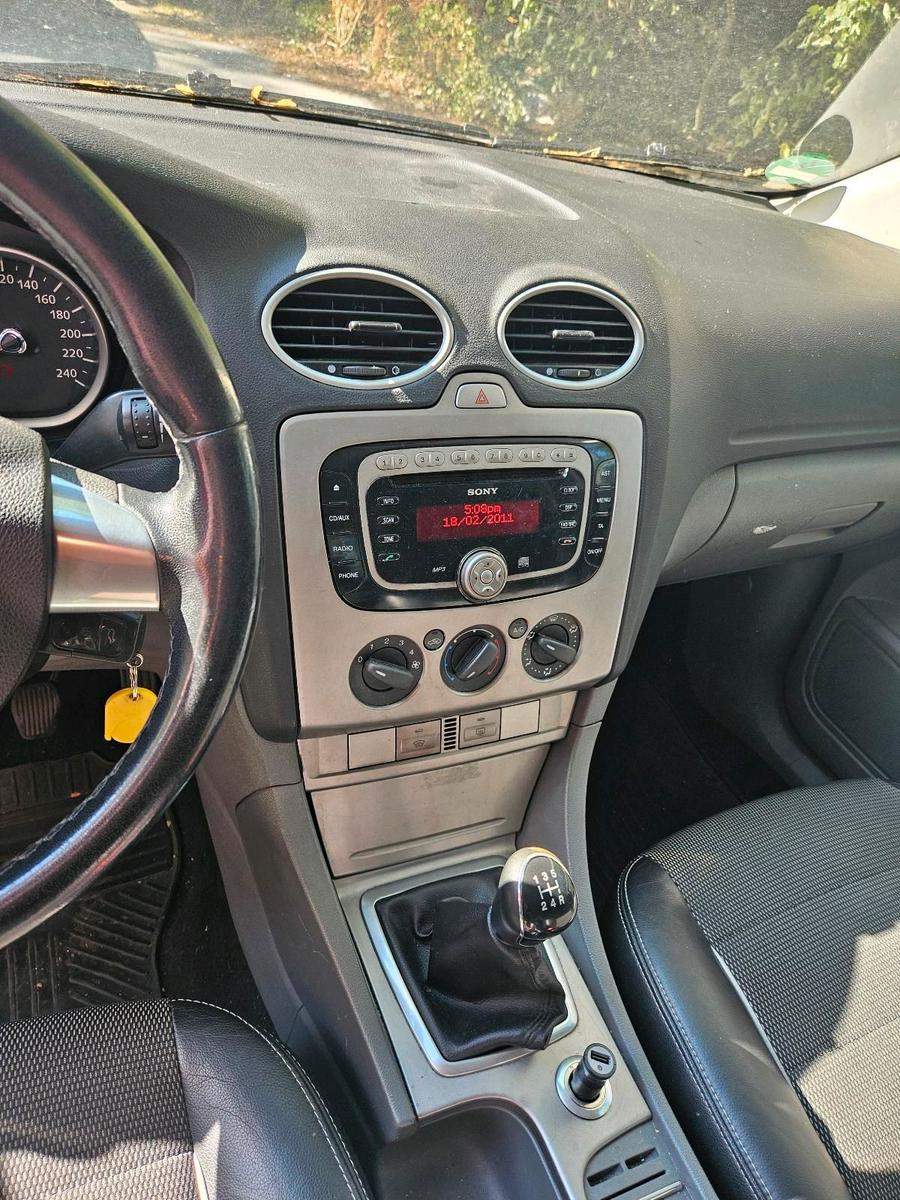 Ford Focus 2010 — photo 7