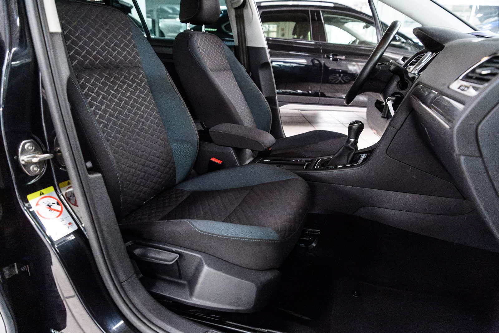 Fahrzeugabbildung Volkswagen Golf VII IQ.DRIVE +SHZ +ACC +NAVI