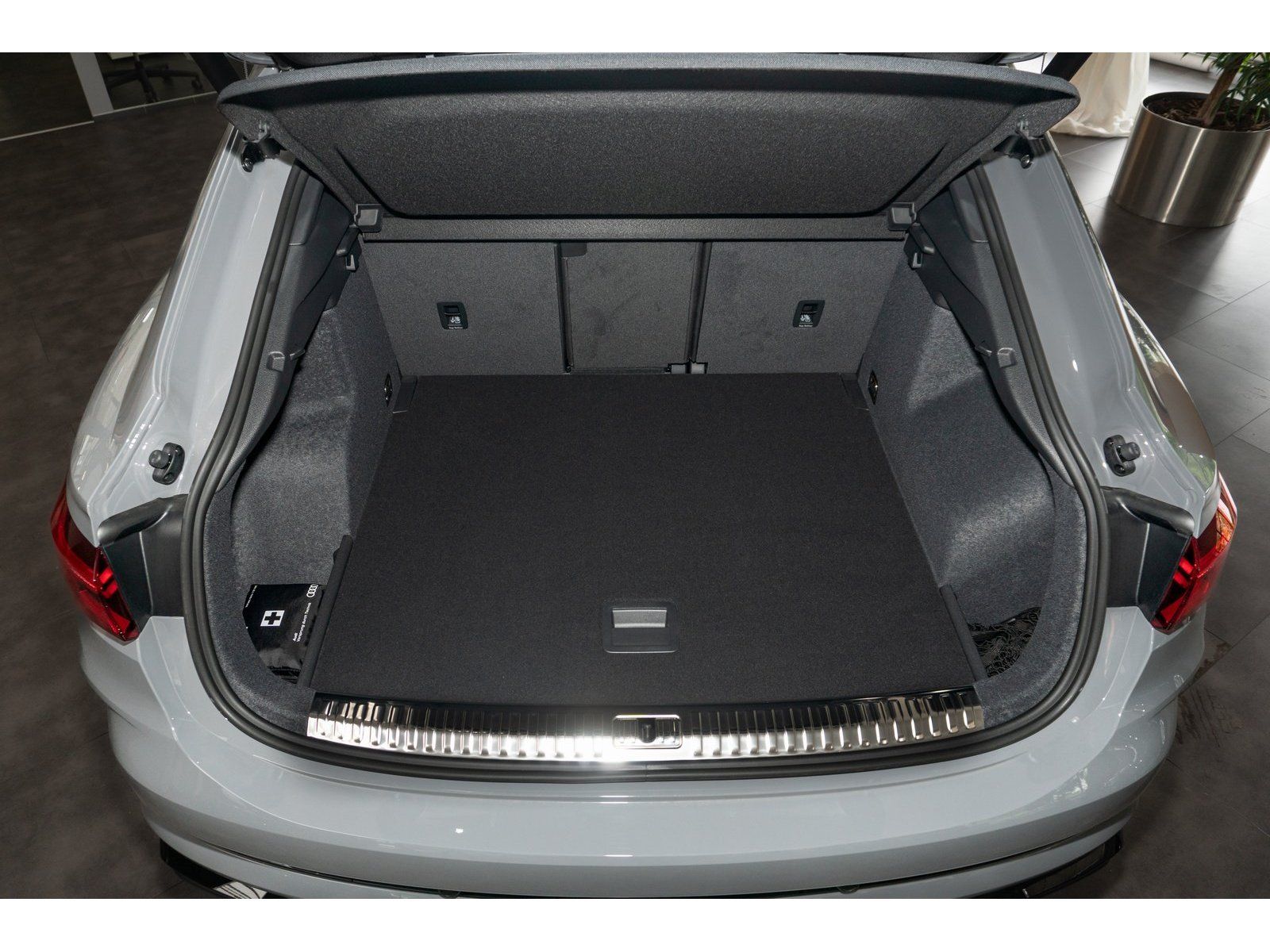 Fahrzeugabbildung Audi RS Q3 SB Essential Garantie`28 im Kundenauftrag