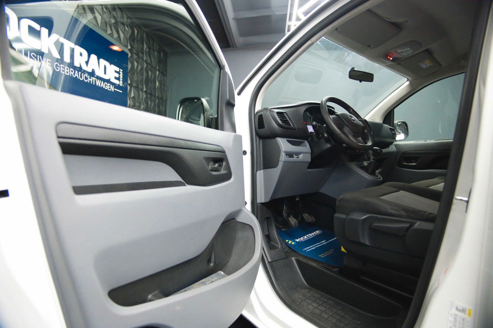 Fahrzeugabbildung Opel Vivaro Kombi S | 9 Sitze | Klima | DAB | TÜV NEU