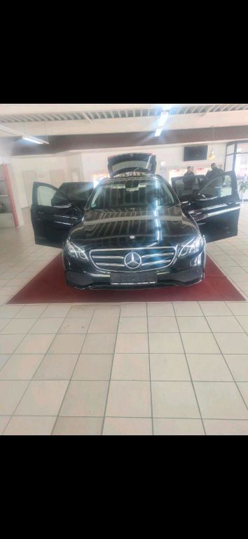 Image of Mercedes-Benz E 220
