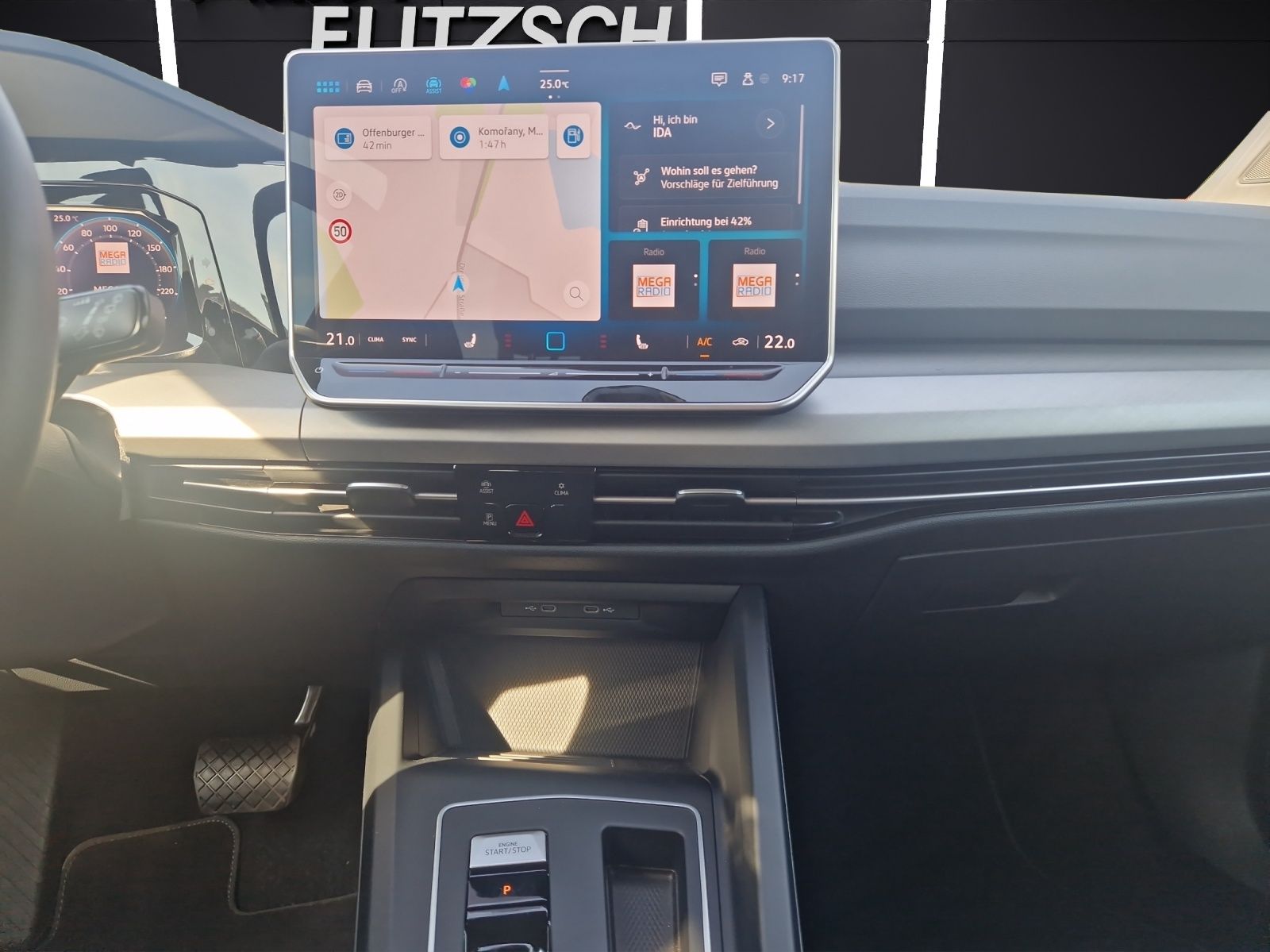 Fahrzeugabbildung Volkswagen Golf VIII Variant eTSI Life DSG LED ACC AHK SHZ