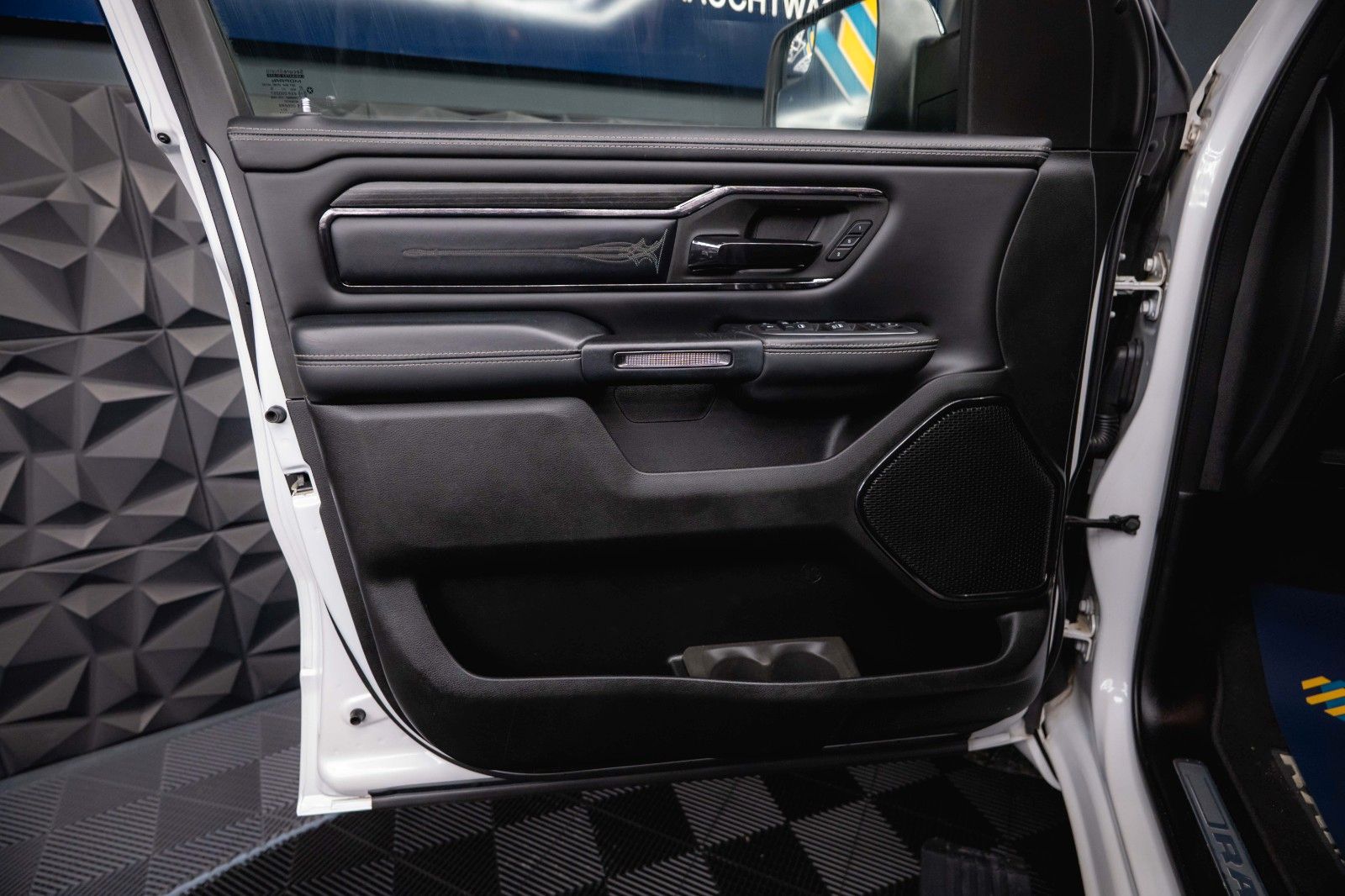 Fahrzeugabbildung Dodge RAM 5.7 V8 HEMI LIMITED Offroad Night-Paket *LED