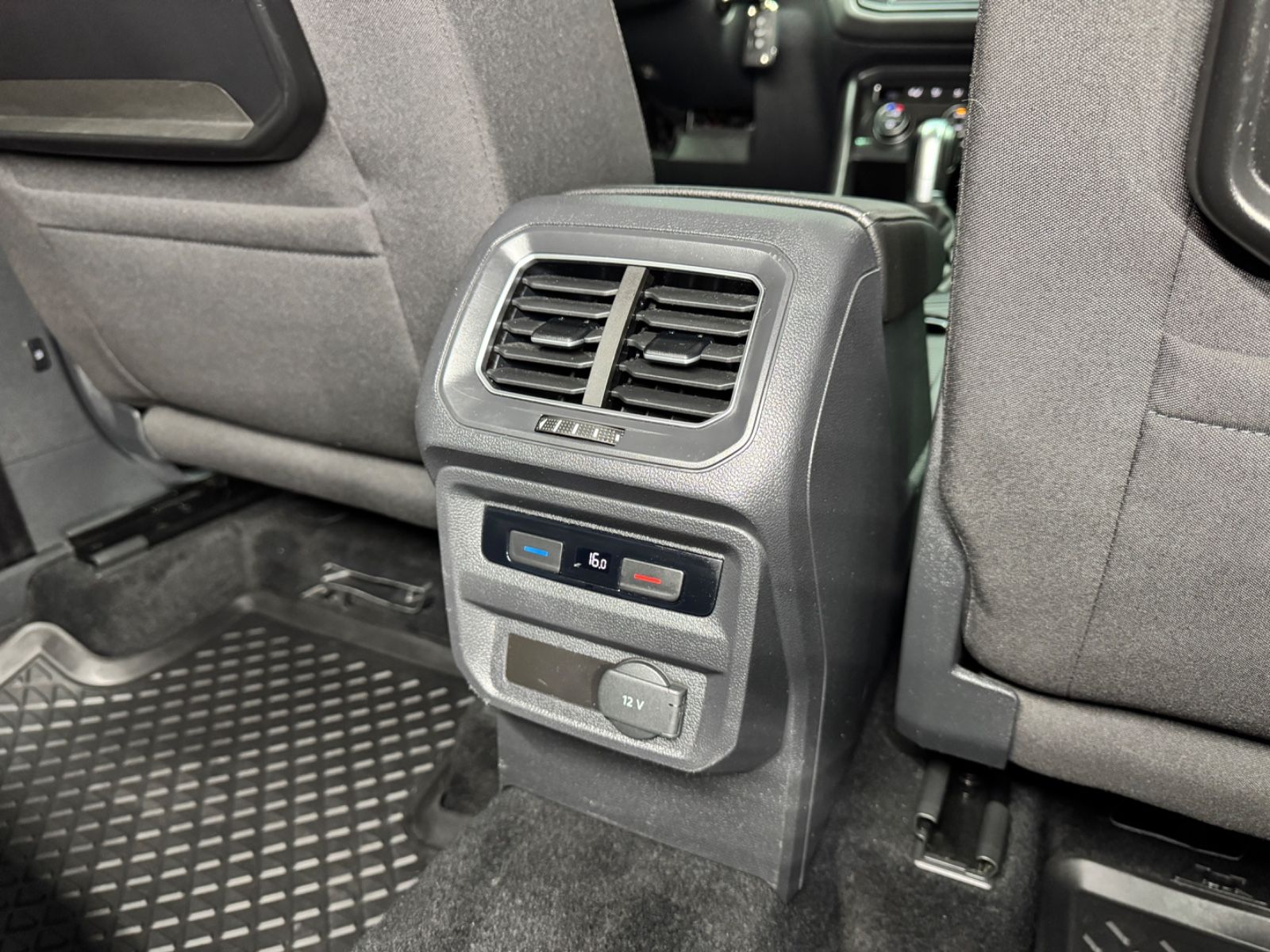 Fahrzeugabbildung Volkswagen Tiguan Highline 4Motion|MASSAGE|AHK|HEAD-UP|DSG|