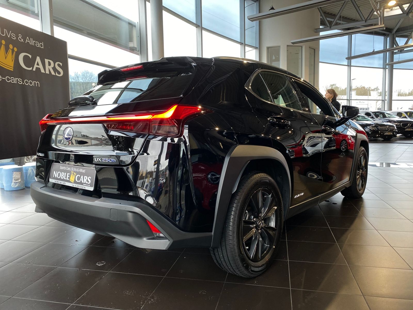 Fahrzeugabbildung Lexus UX 250h Launch Edition KLIMA LED NAV SHZ ALU