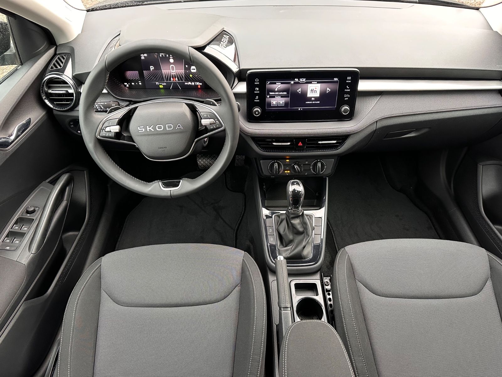 Fahrzeugabbildung SKODA Fabia 1.0 TSI DSG Selection LED/PDC/SHZG/APP/GRA