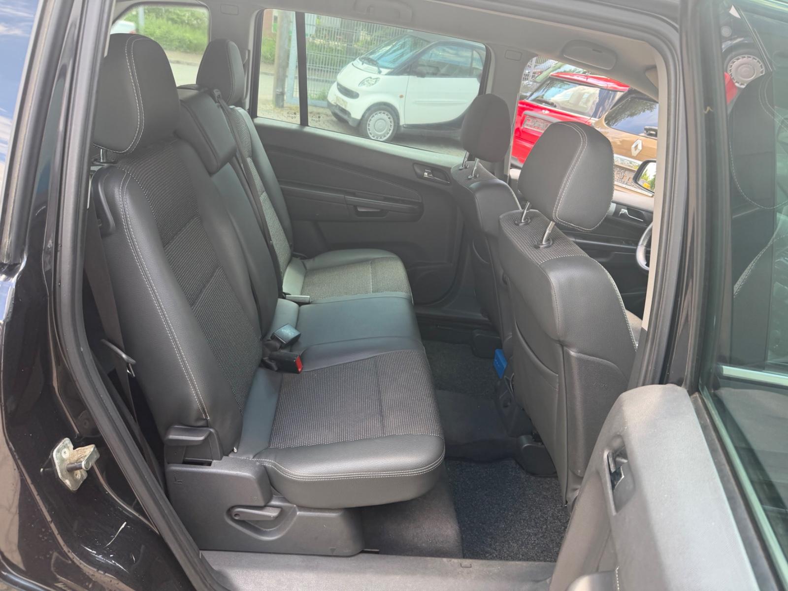 Opel Zafira 2011 — photo 10