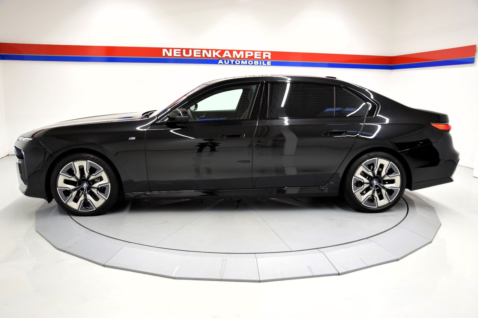 Fahrzeugabbildung BMW 740d xDrive M Sport Pano Standheiz ACC Sitzlüft.