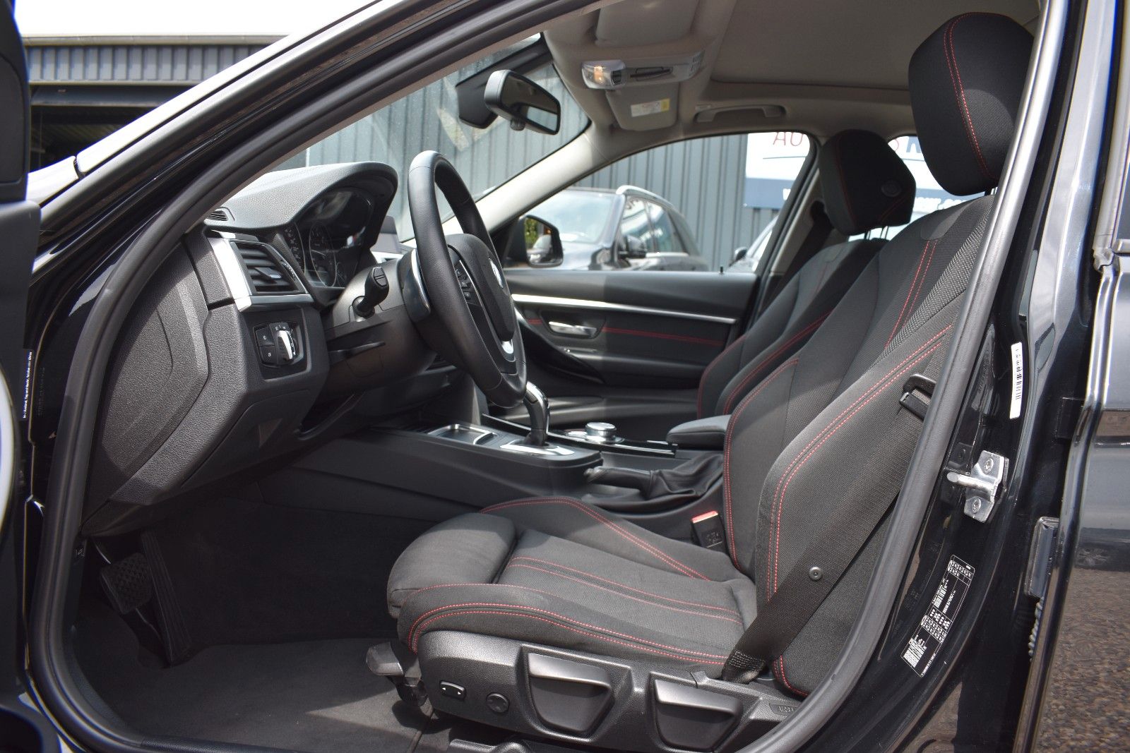 Fahrzeugabbildung BMW 320i Touring Sport Line Sportautom.AHK LED Pano