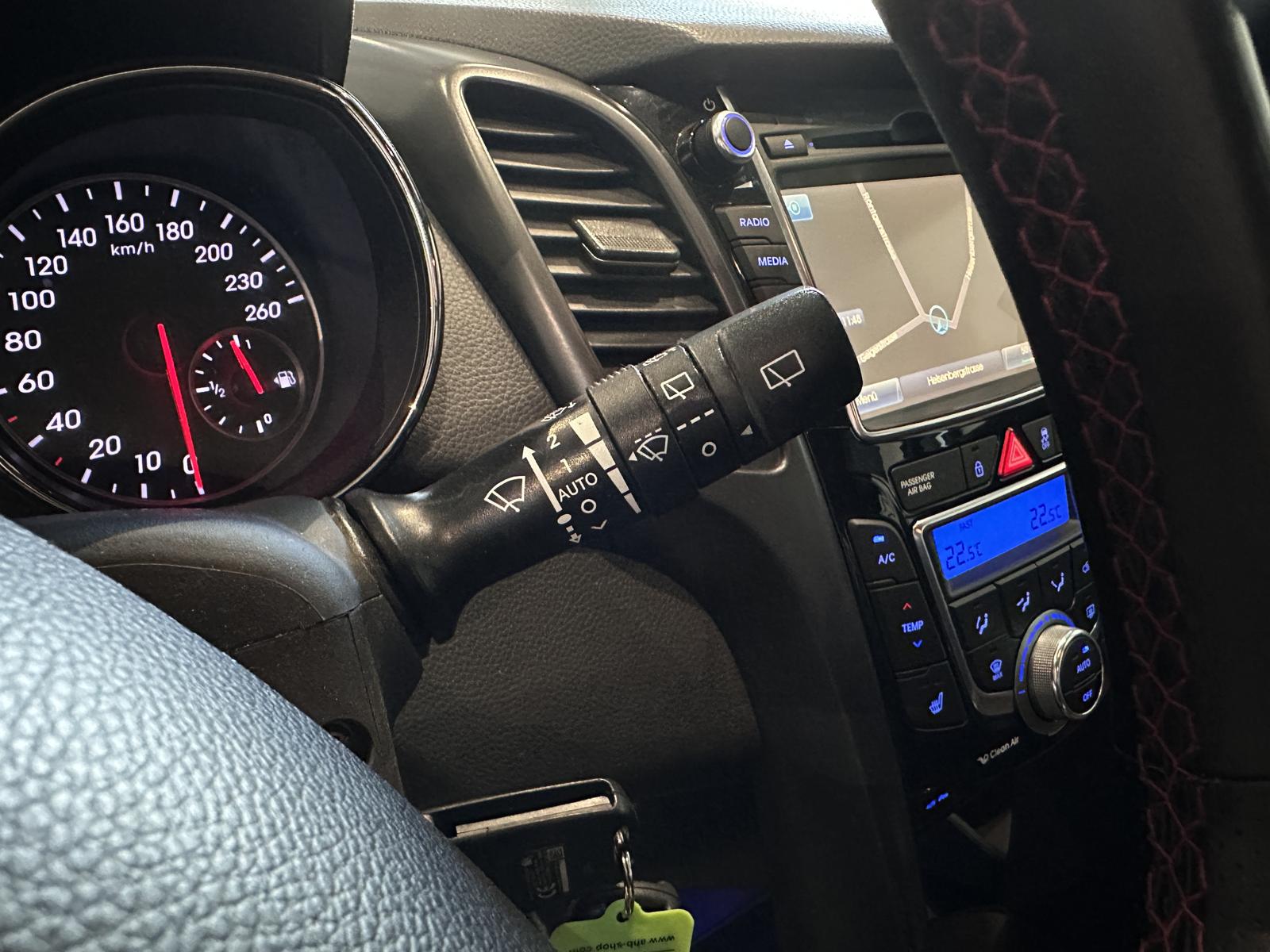 Hyundai i30 Turbo *1. HAND, NAVI, RFK, SCHECKHEFT*