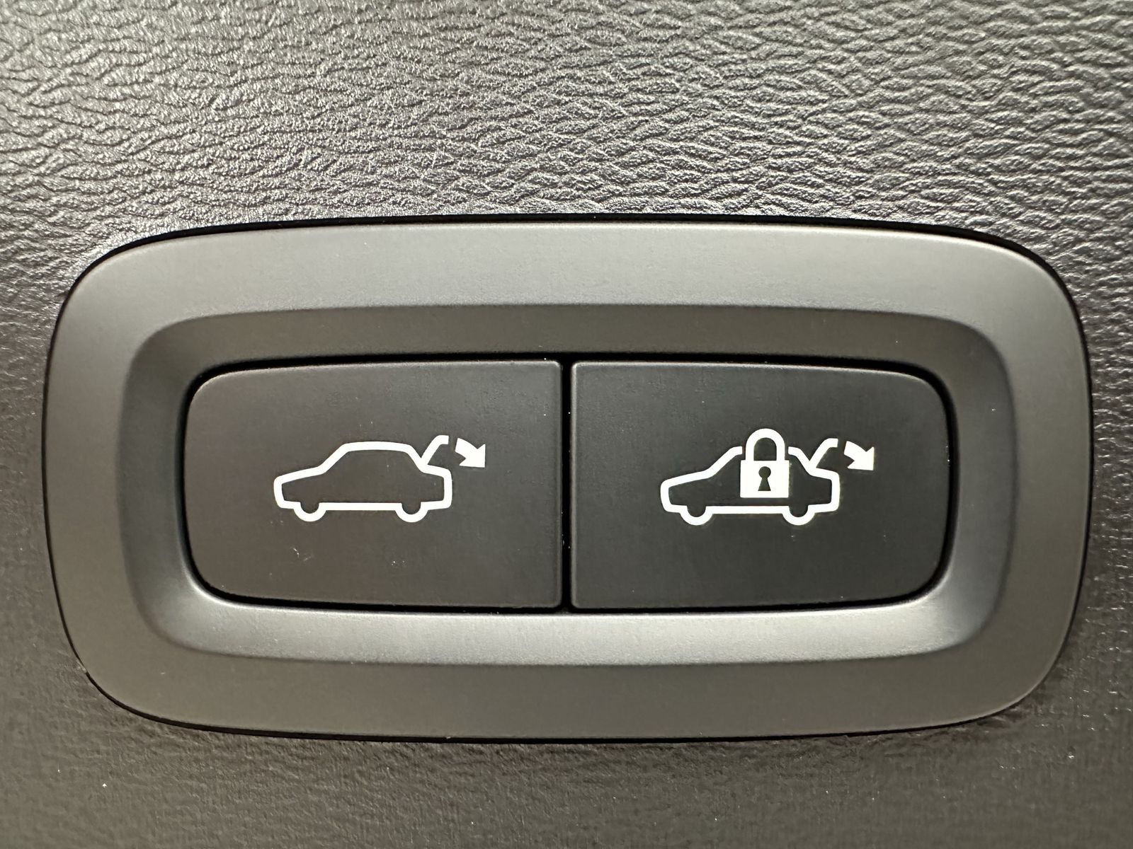 Fahrzeugabbildung Volvo XC40 T4 Recharge Inscription NAV+LED+KAM+PANO+VC
