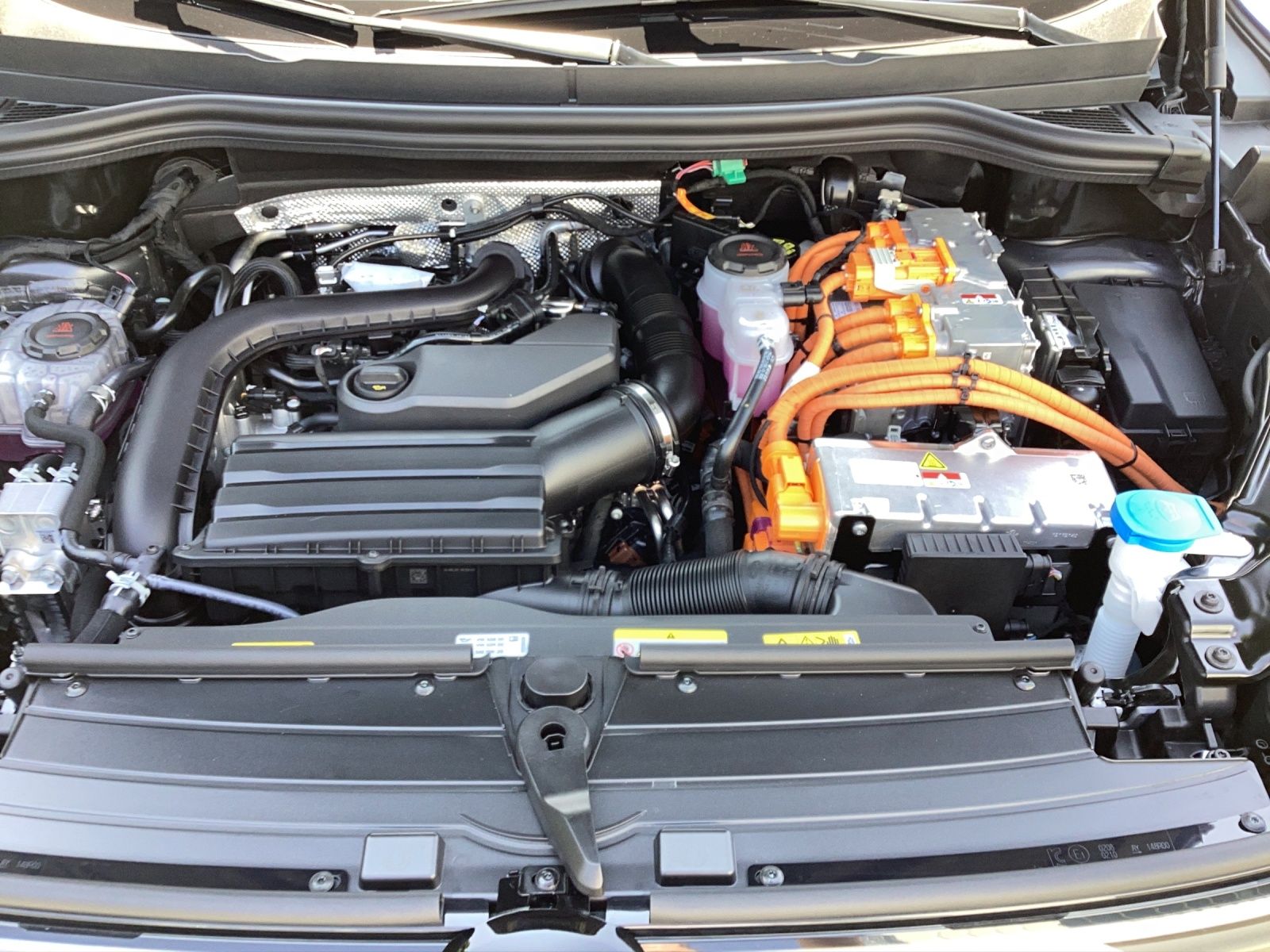 Fahrzeugabbildung Volkswagen Tiguan 1.5 TSI eHybrid 200 kW R-Line AHZV  IQ.LI