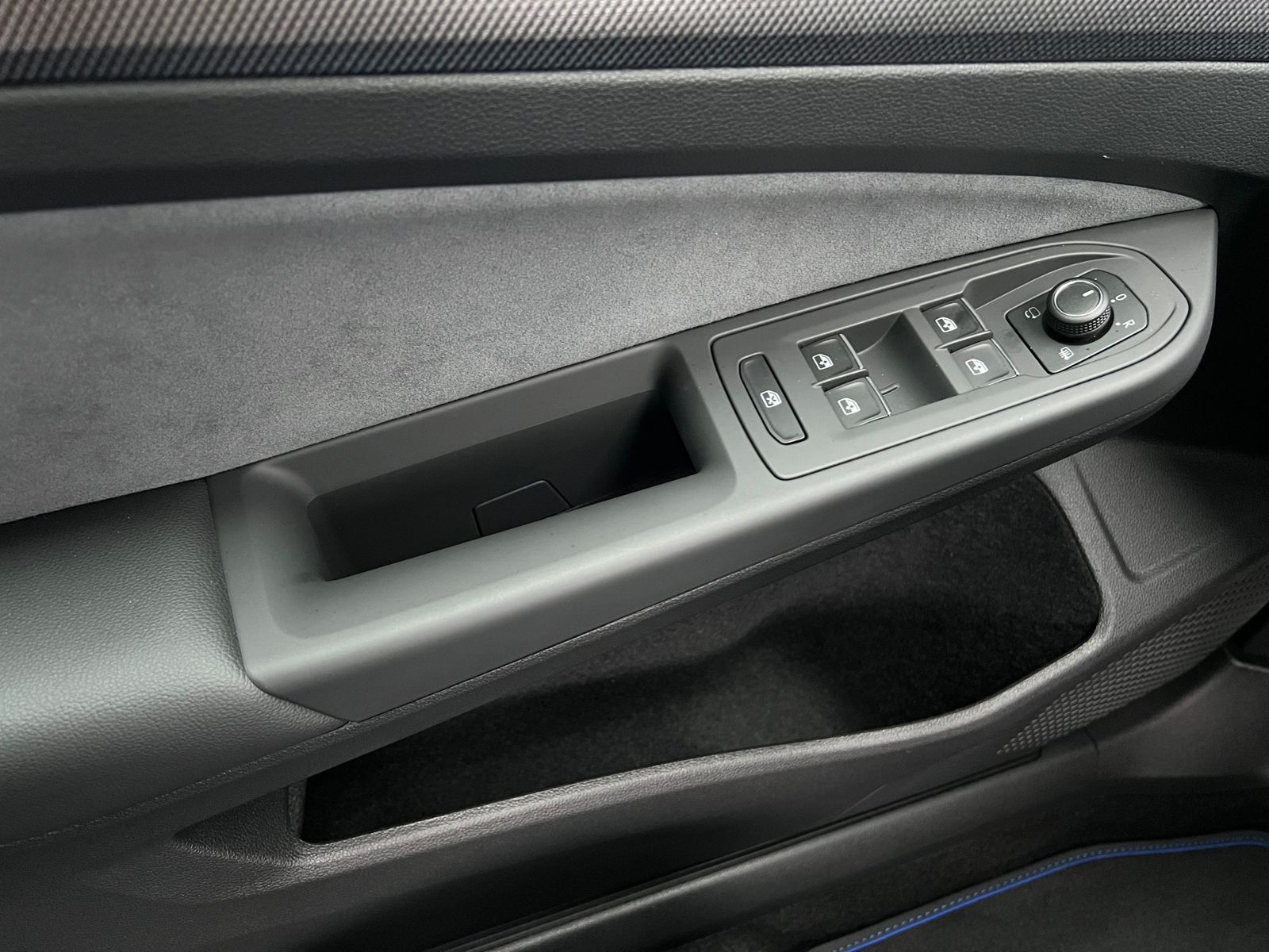 Fahrzeugabbildung Volkswagen Golf VIII R 2.0 TSI DSG 4MOTION *IQ.Light, Black