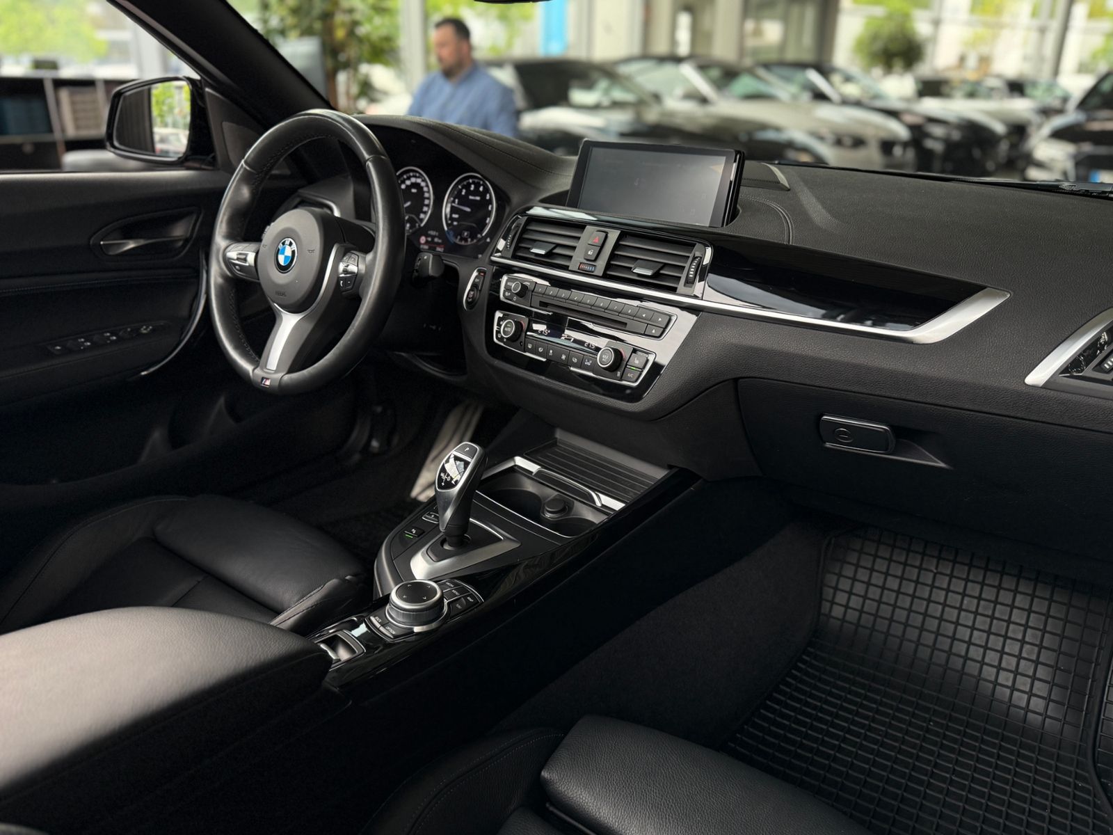 Fahrzeugabbildung BMW 220i Cabrio M Sport H/K LED NAV PDC SHZ 18"
