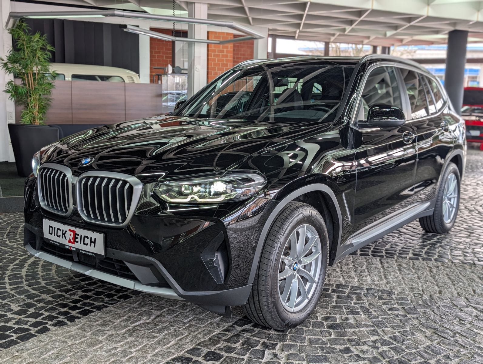Fahrzeugabbildung BMW X3 xDrive 20d AHK LEDER StHz ACC LED KAM HIFI