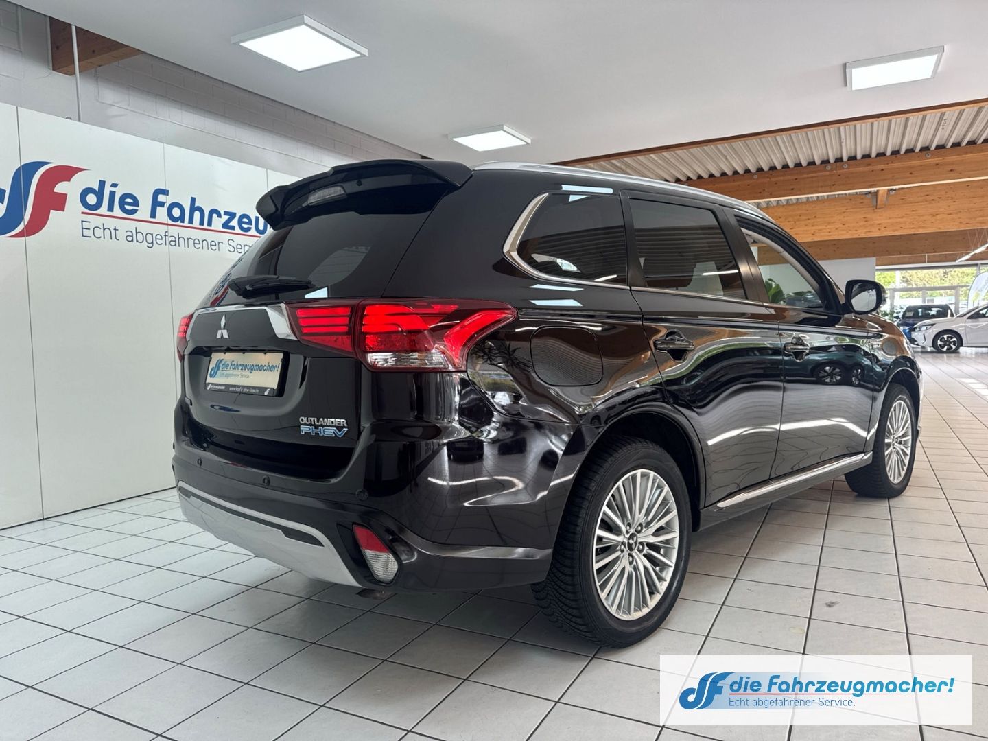 Fahrzeugabbildung Mitsubishi Outlander PHEV Plus 4WD StandHZG LED ACC El. Hec