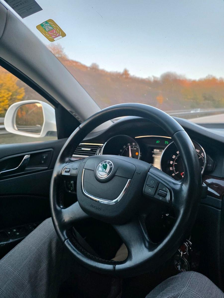Volkswagen  2010 — interior