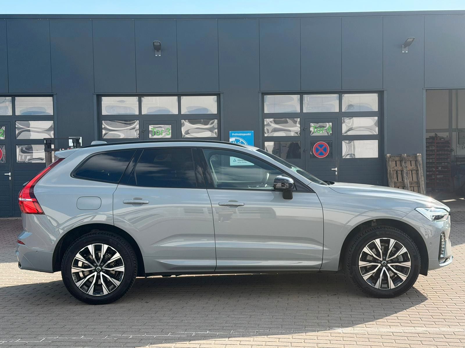 Fahrzeugabbildung Volvo XC60 B4D AWD Plus Dark*STDHZG*360°ACC