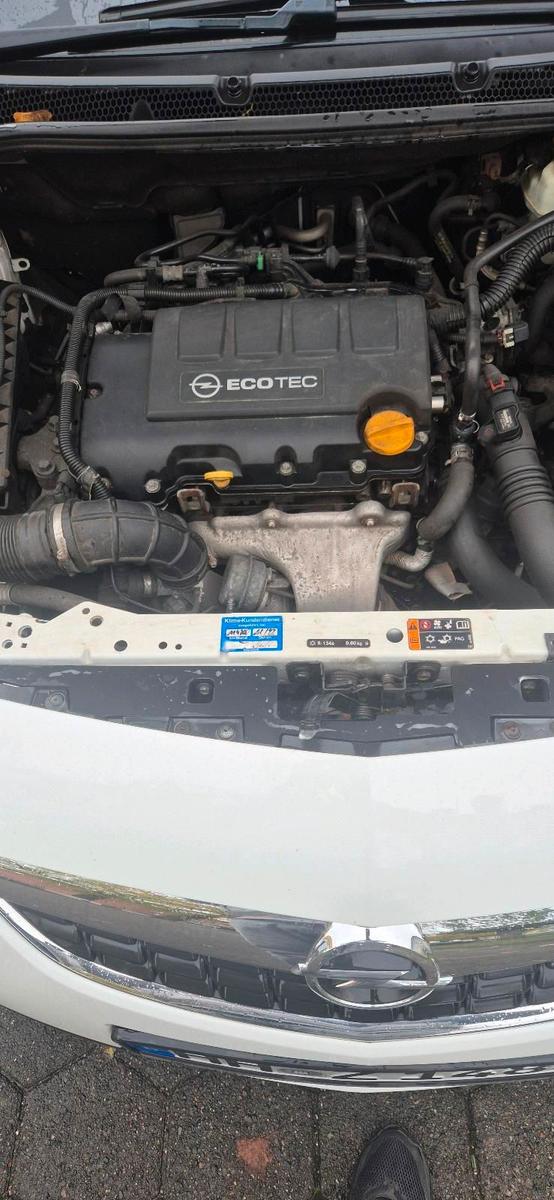 Opel Astra 2011 — photo 8