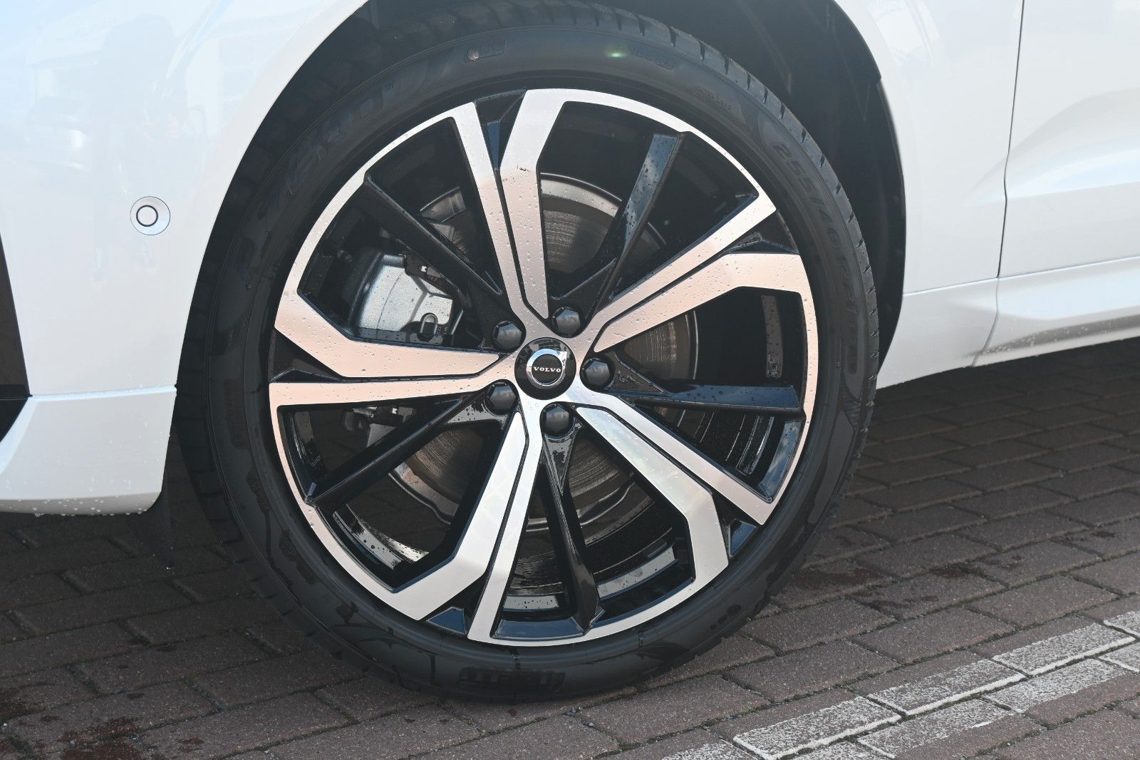 Fahrzeugabbildung Volvo XC60 B4 D AWD Ultimate Dark*STDHZG*360°*LUFT*ACC