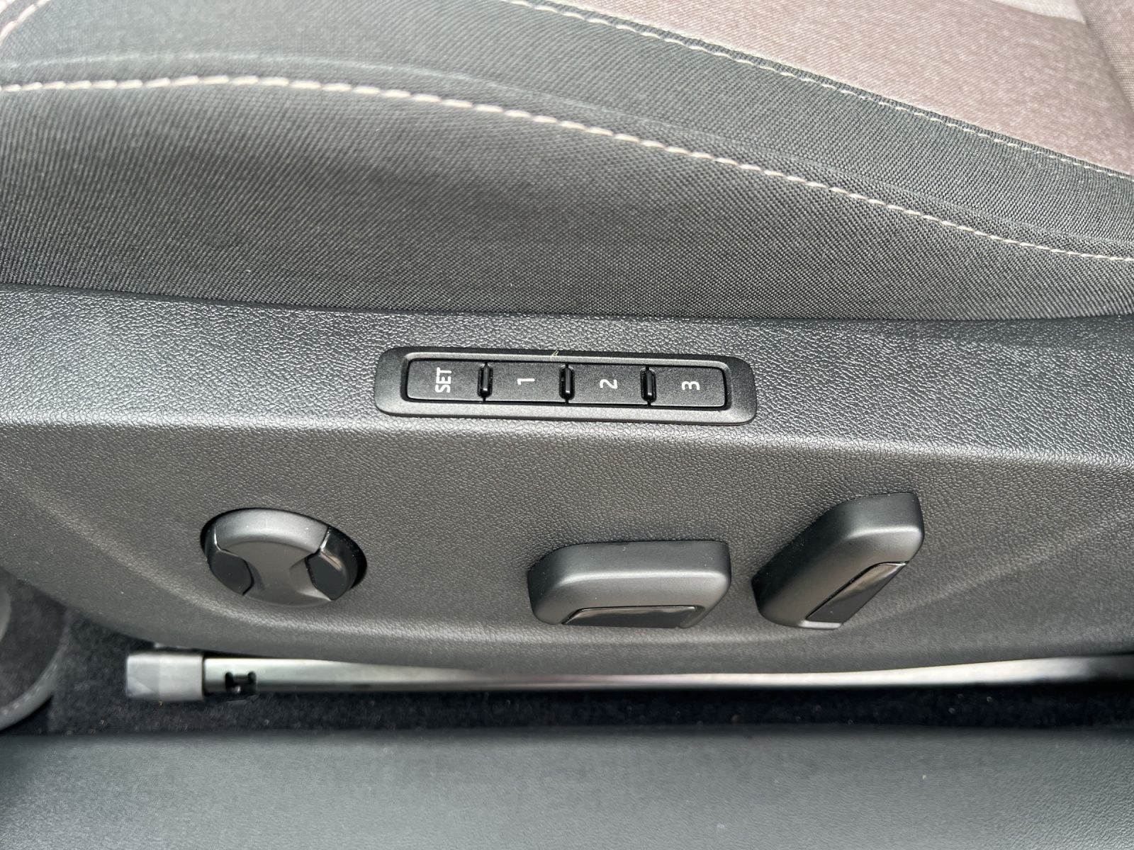 Fahrzeugabbildung SKODA Enyaq 60 Lodge Matrix Navi Wäpu ACC RFK SH 20"