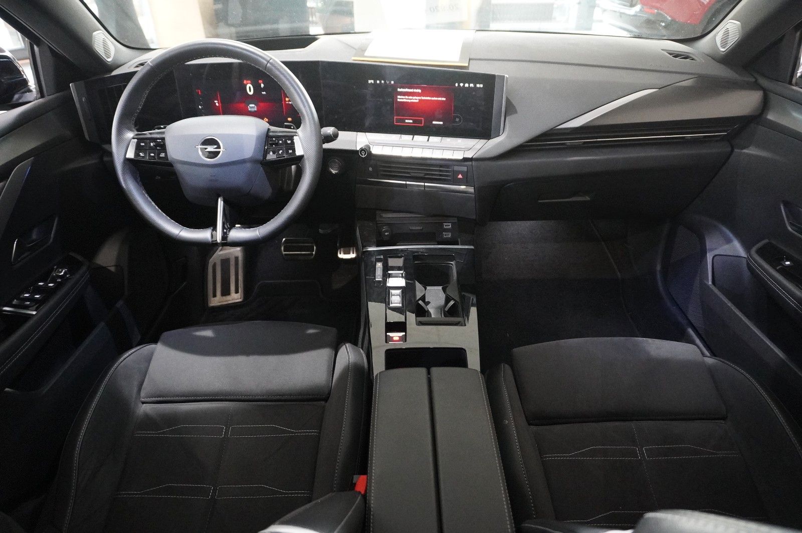 Fahrzeugabbildung Opel Astra L ST 1.2T ULTIMATE NAVI/LED/360°/VIRT/DAB+