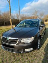 Skoda Superb 2011, Benzin, CarPlay - Skoda Superb aus 2011: Kombi