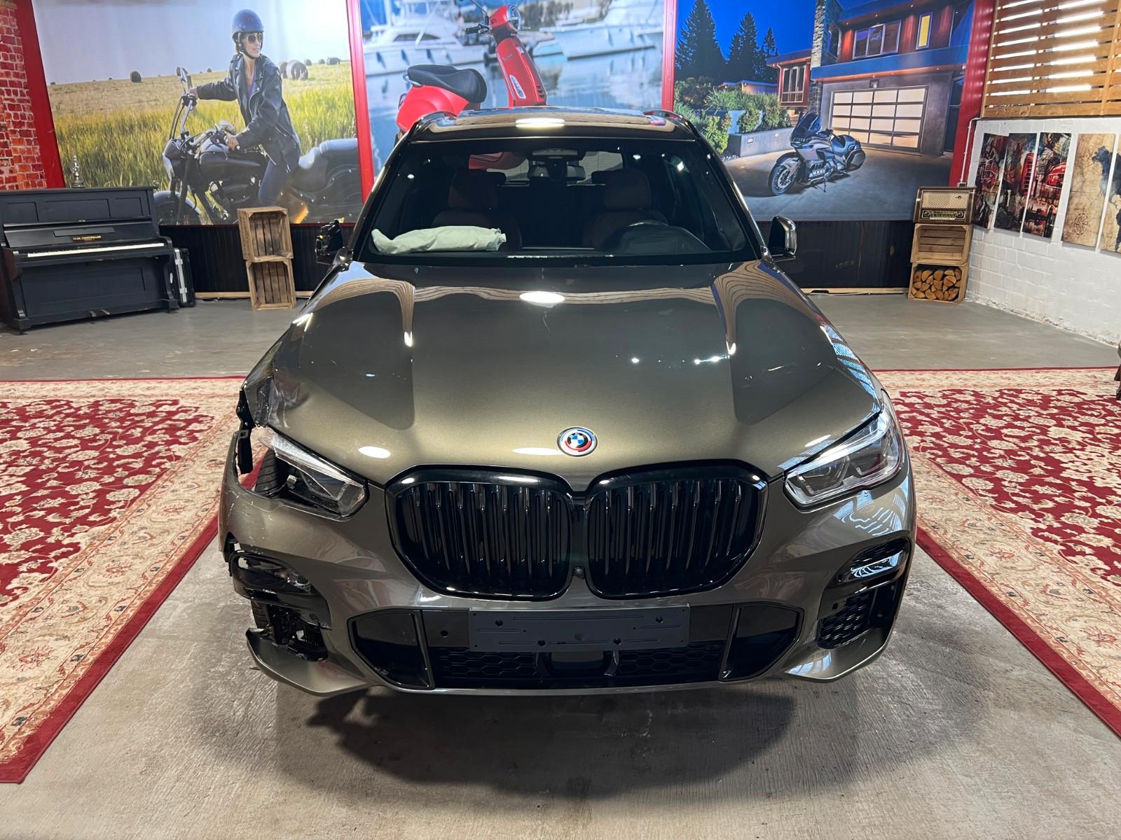 BMW X5 M50 i 390kW V8, PANO-SKY, HUD, H&K, 360°