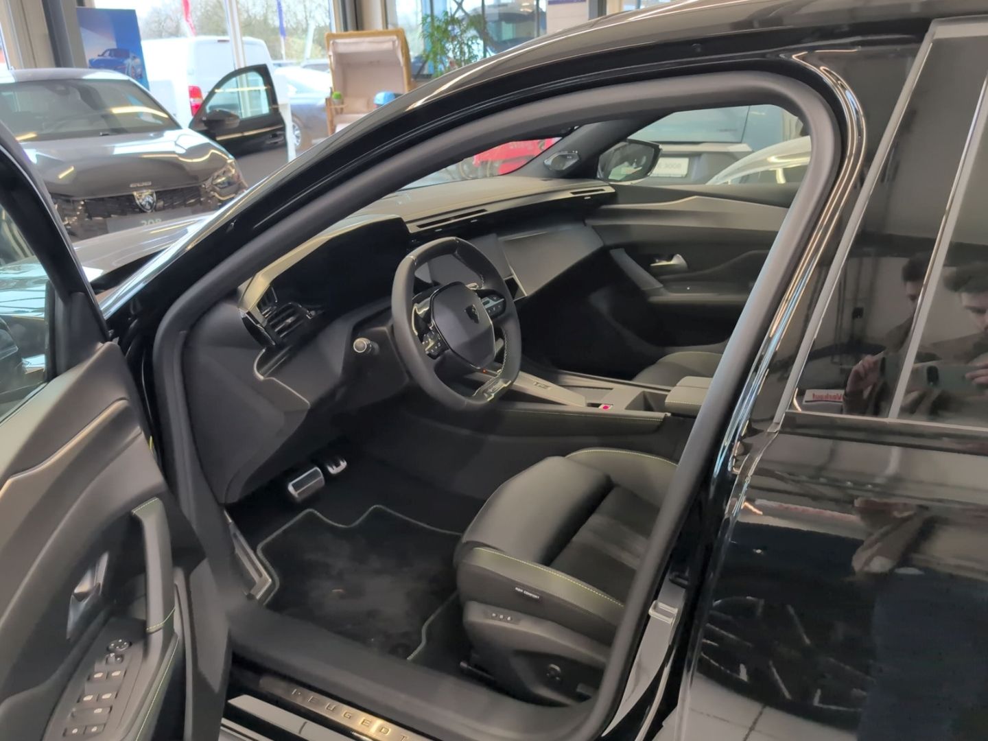 Fahrzeugabbildung Peugeot 408 Hybrid GT 145 e-DSC6 Panorama Navi SHZ