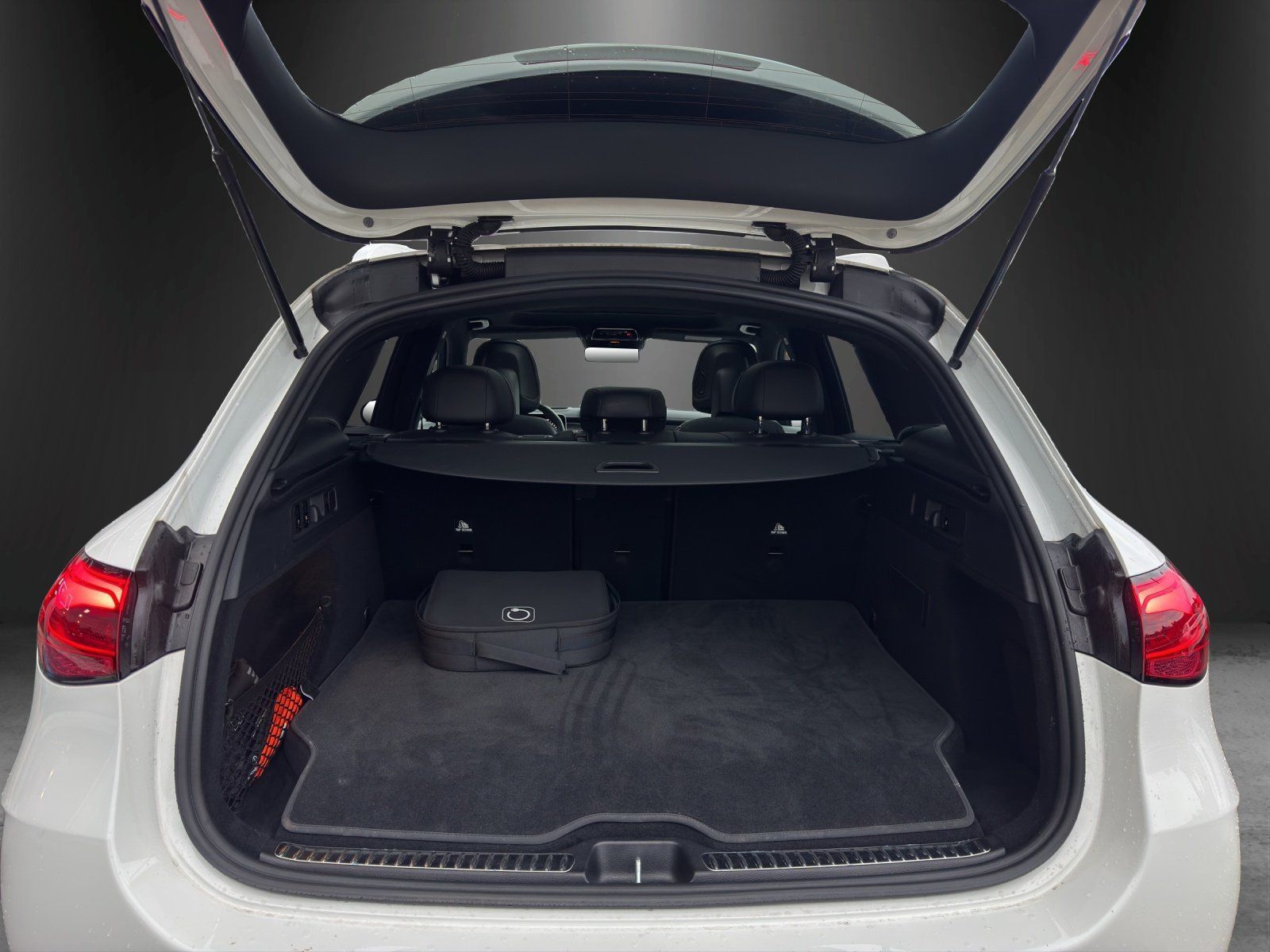 Fahrzeugabbildung Mercedes-Benz GLC 400 e 4MATIC+AMG-Line+AIRMATIC+AHK+DISTRONIC