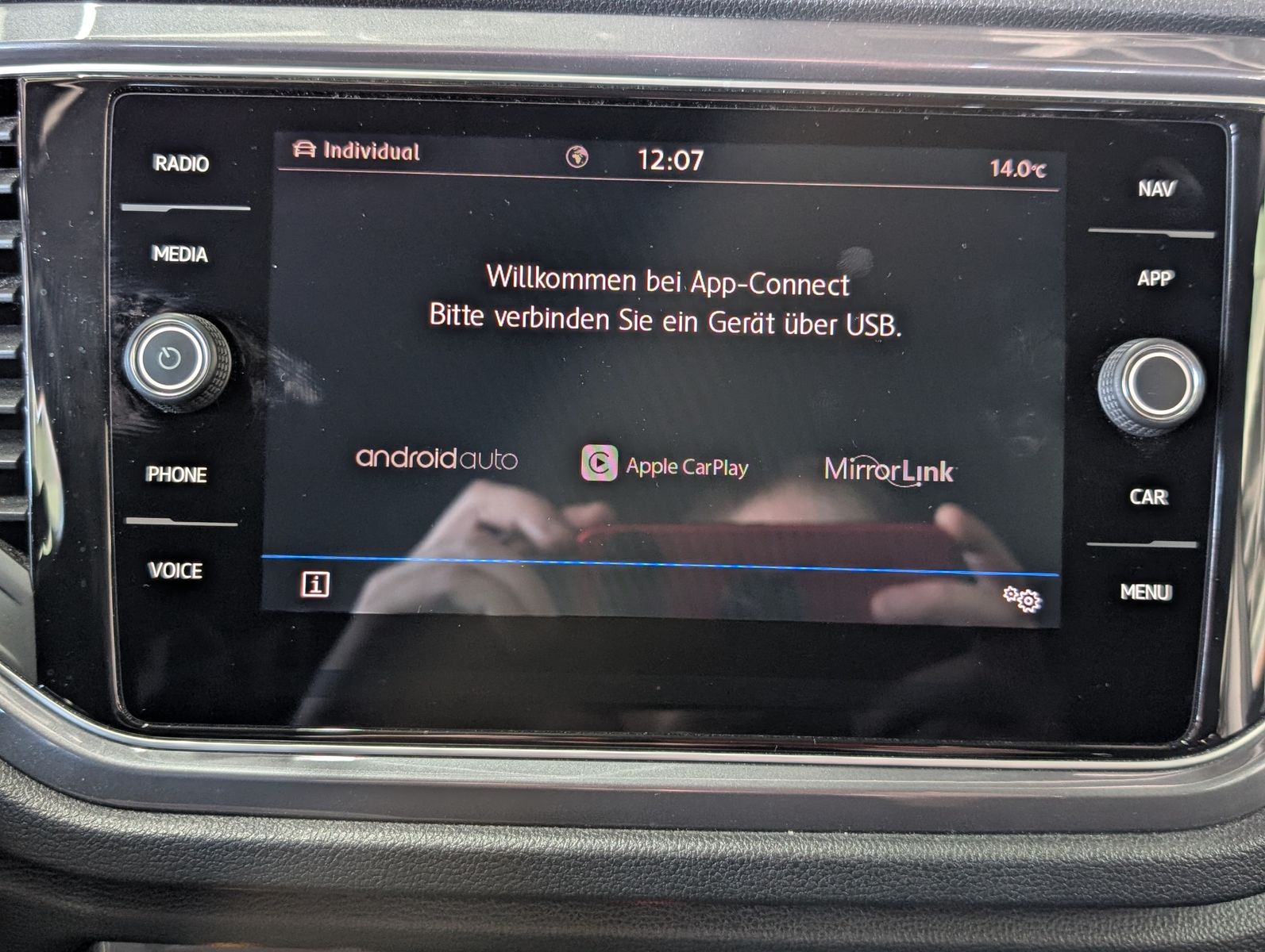 Fahrzeugabbildung Volkswagen T-Roc 1.6 TDI IQ.DRIVE ACC LED KAM SHZ AHK VIRT