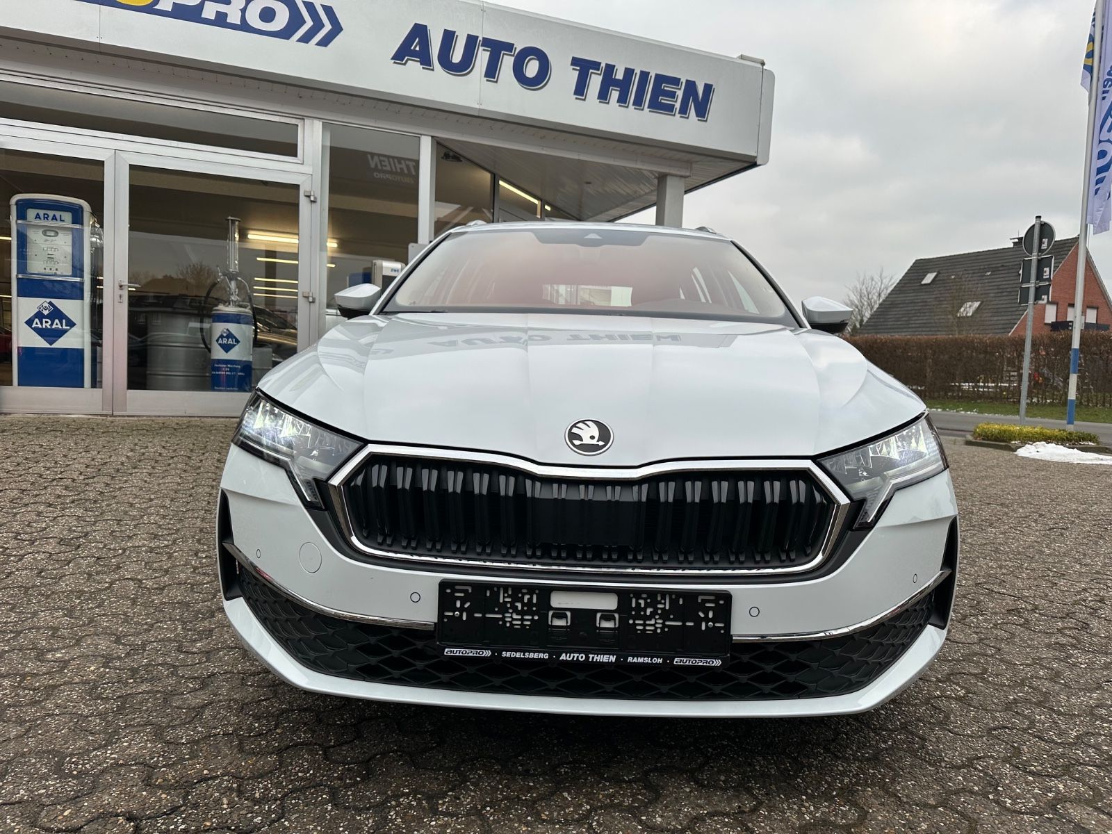 Fahrzeugabbildung SKODA Octavia Combi 1.5 TSI Selection DSG AHK/ACC/LED
