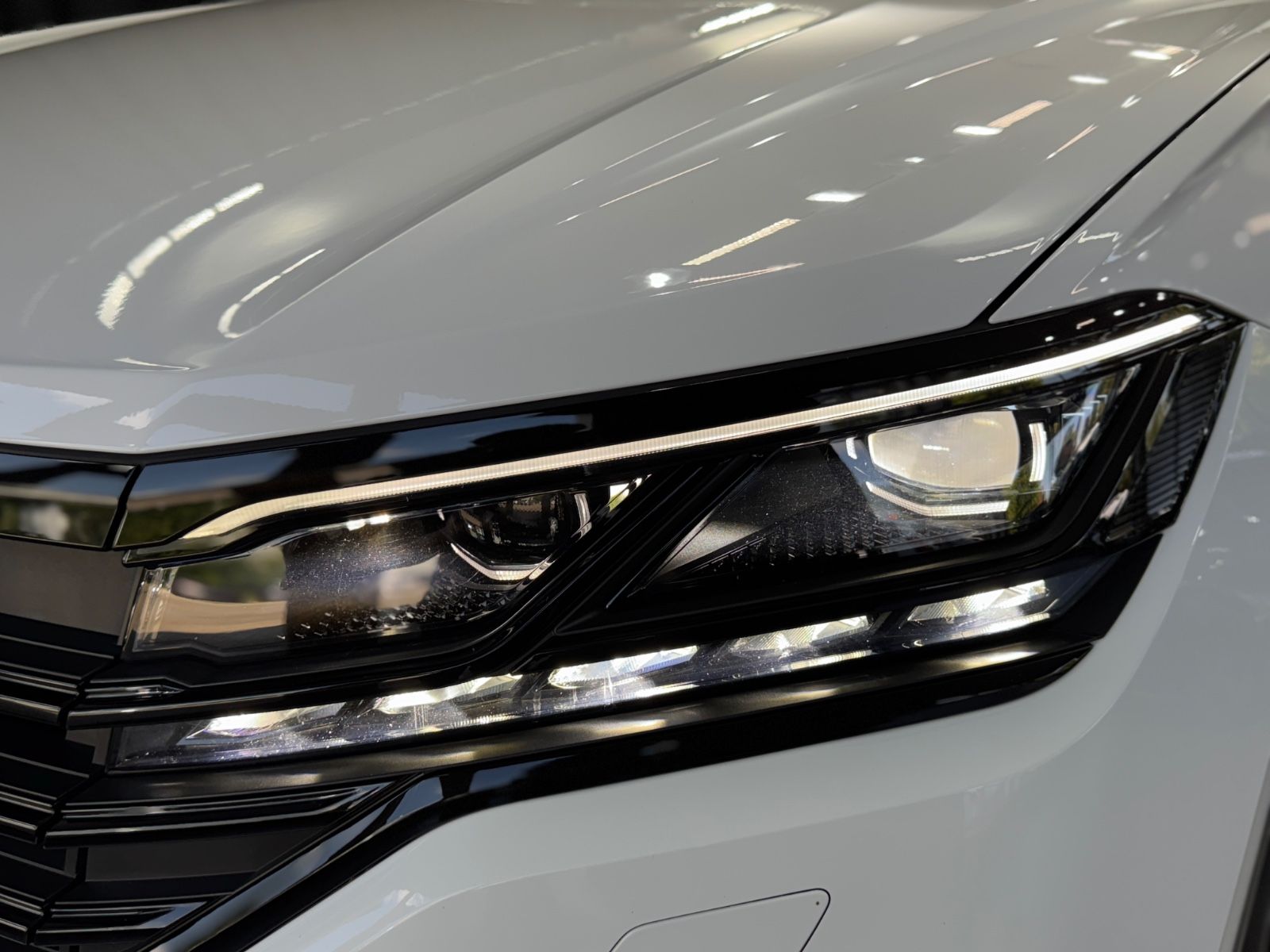 Fahrzeugabbildung Volkswagen Touareg 4.0 V8 TDI RLine|4Motion|MASSAGE|AHK|DYN
