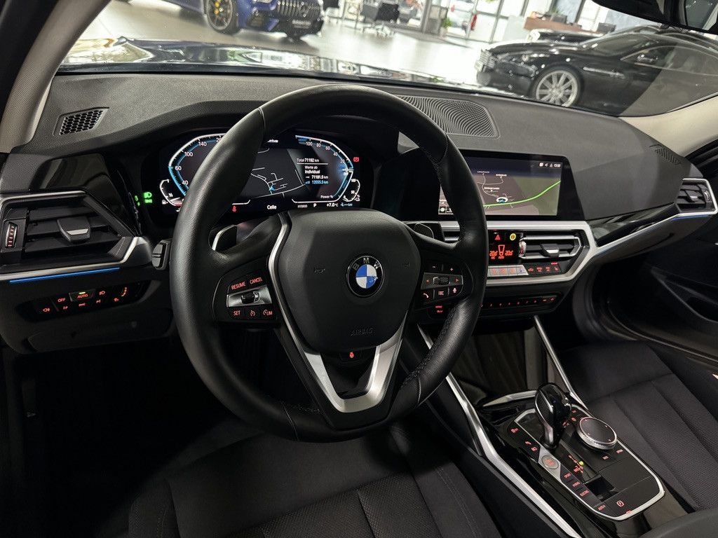 Fahrzeugabbildung BMW 320e Glasdach Kamera DAB HiFi WLAN Alarm AHK LED