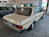 Mercedes-Benz 200 E W123 Limousine mit Schiebedach - Mercedes-Benz W123