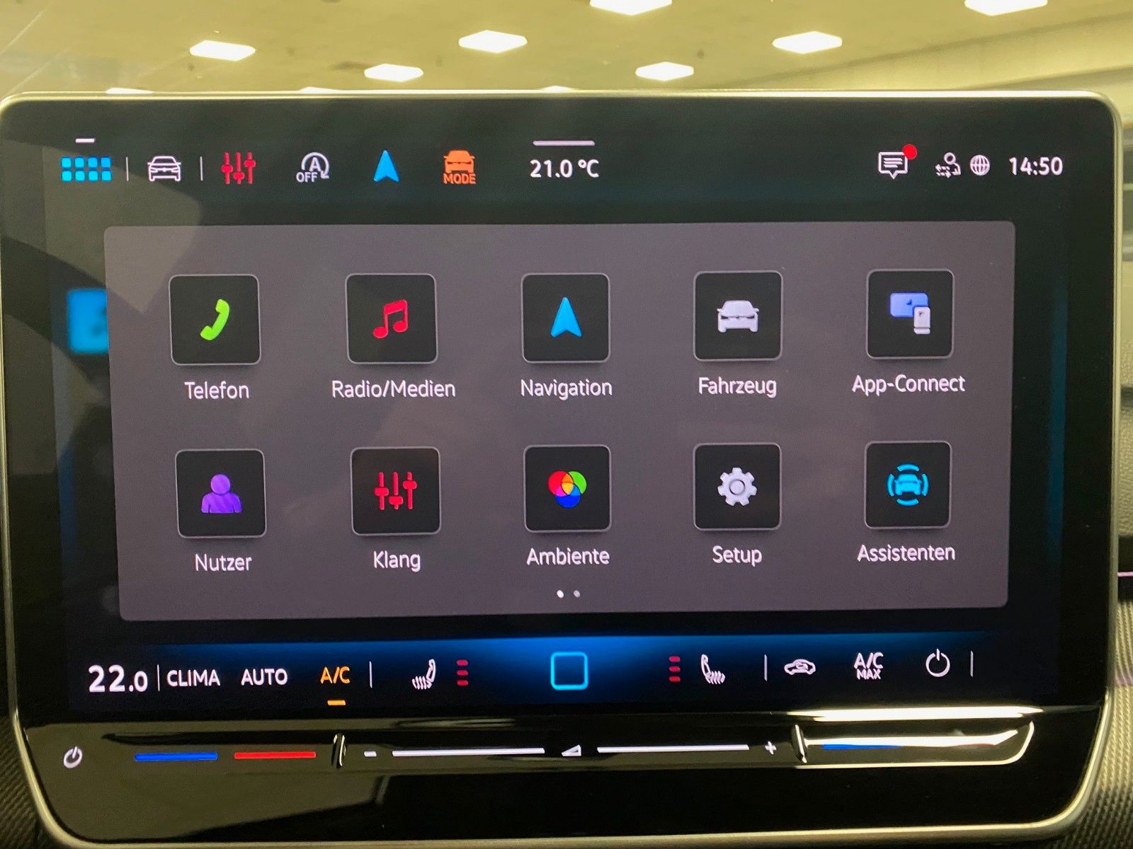 Fahrzeugabbildung Volkswagen Golf 1.5 eTSI DSG R-Line+GARANTIE 2029+ACC+KAMER