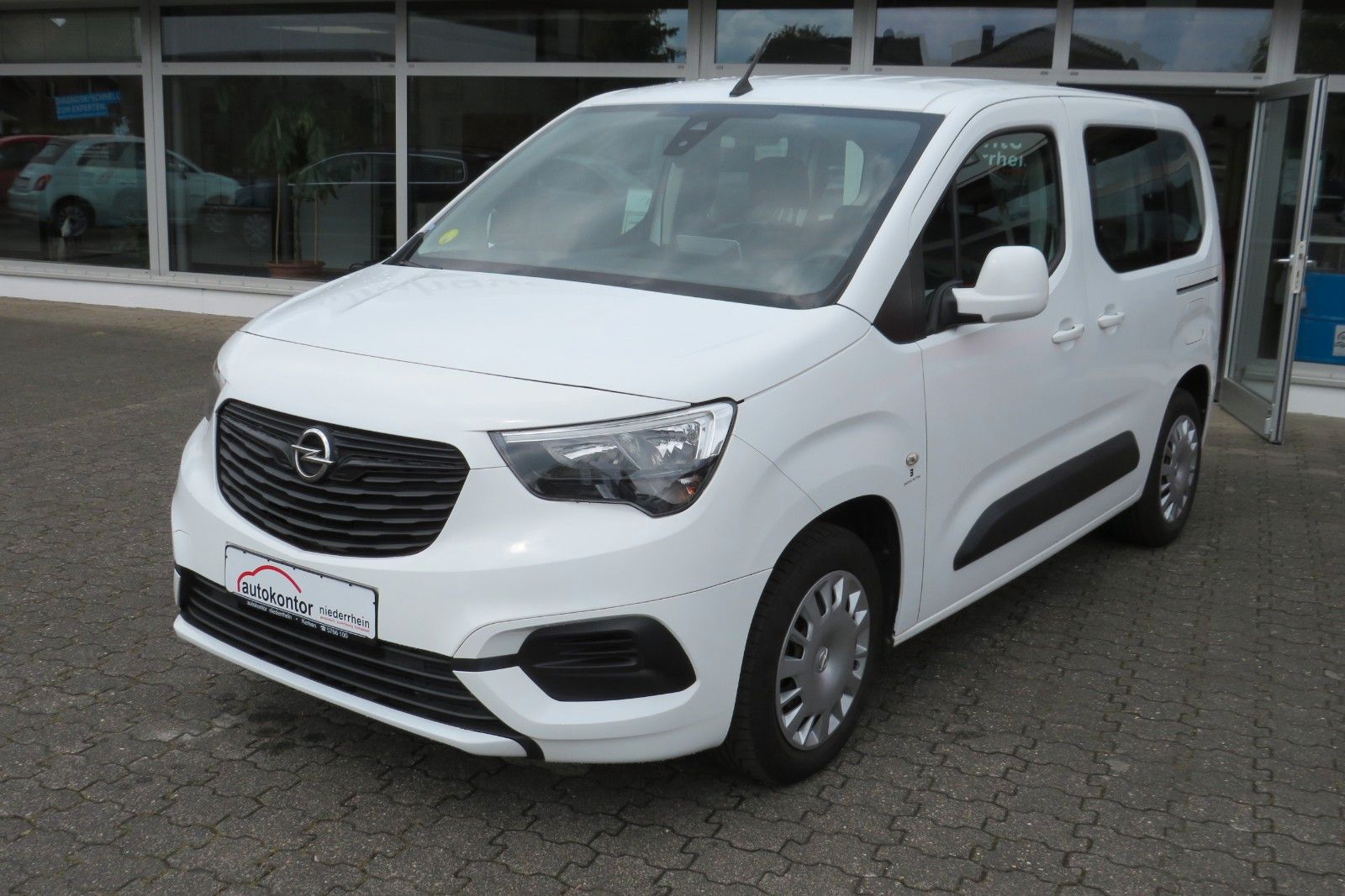 Fahrzeugabbildung Opel Combo Life E Edition NACI APP-CONNECT AHK 1.HD