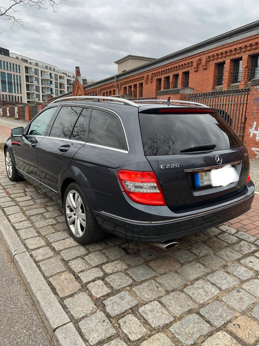 Mercedes-Benz 220 2011 — engine 170 HP (125kW)