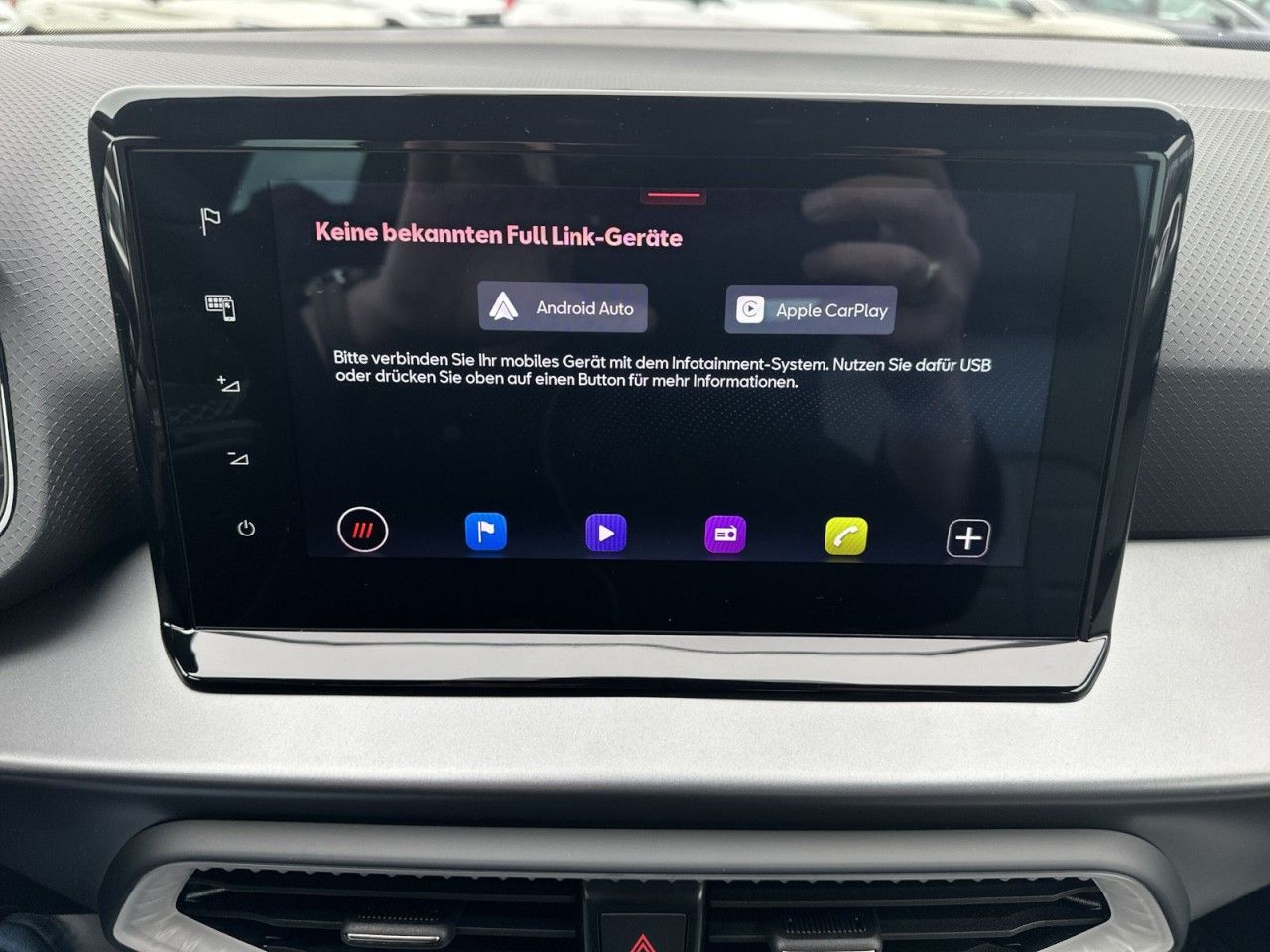 Fahrzeugabbildung SEAT Arona FR 1.0 TSI 116 PS 6-Gang - mit KI generiert/bearbeitet
