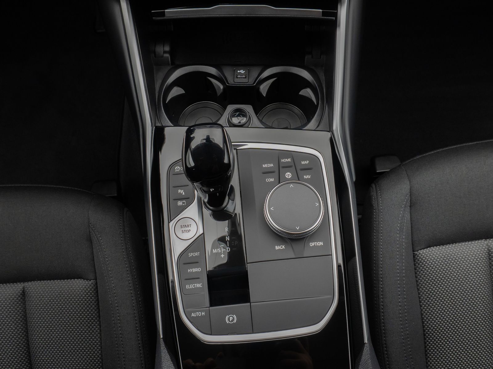 Fahrzeugabbildung BMW 330e DAB CockPitPr Lenkrhz PDC Stop&Go Alarm AHK