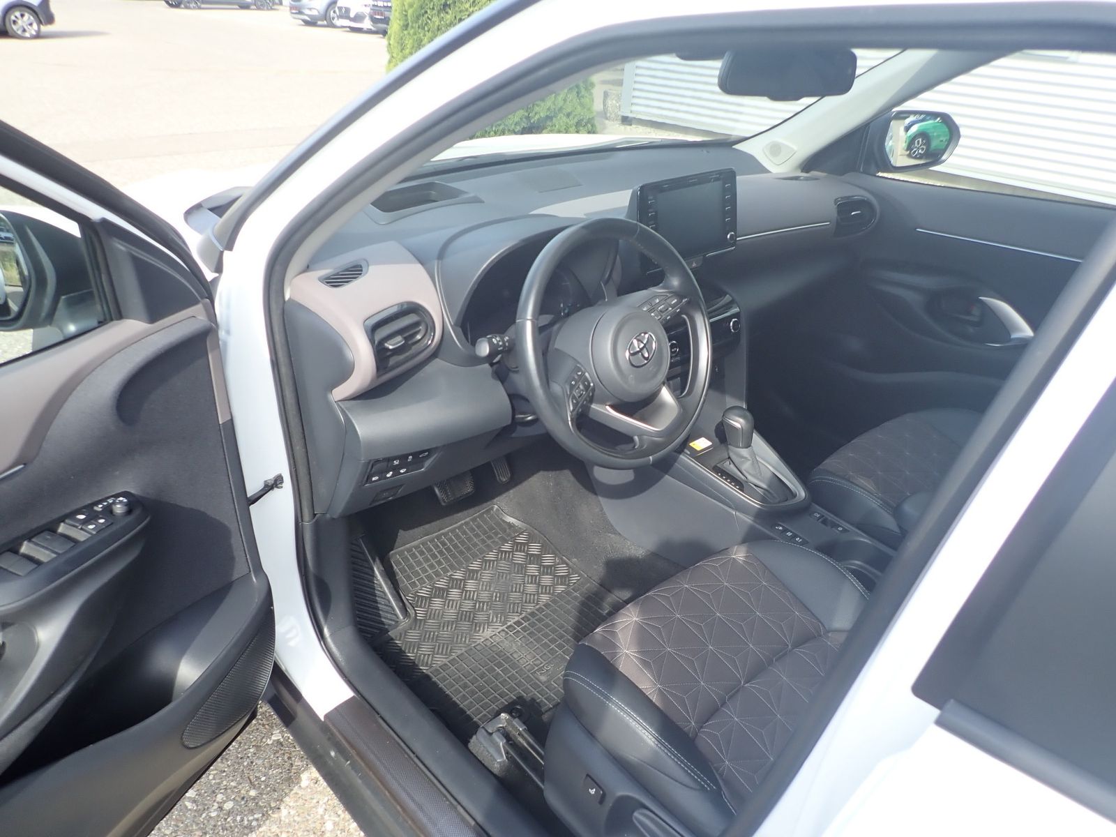 Fahrzeugabbildung Toyota Yaris Cross 1.5 Hybrid Elegant 4X2