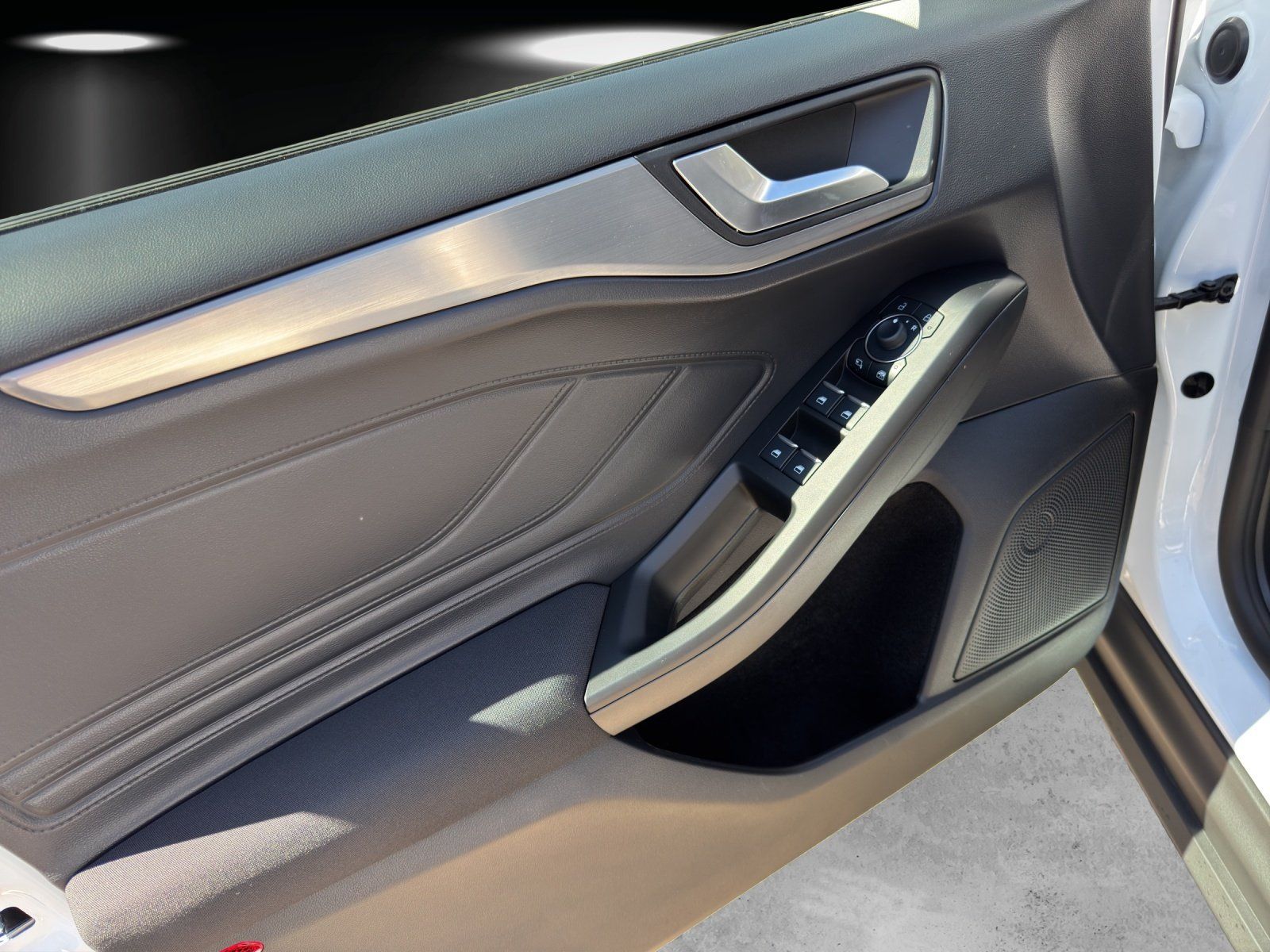 Fahrzeugabbildung Ford Focus Turnier Titanium Edition AUTOMATIK/SHZ/LED