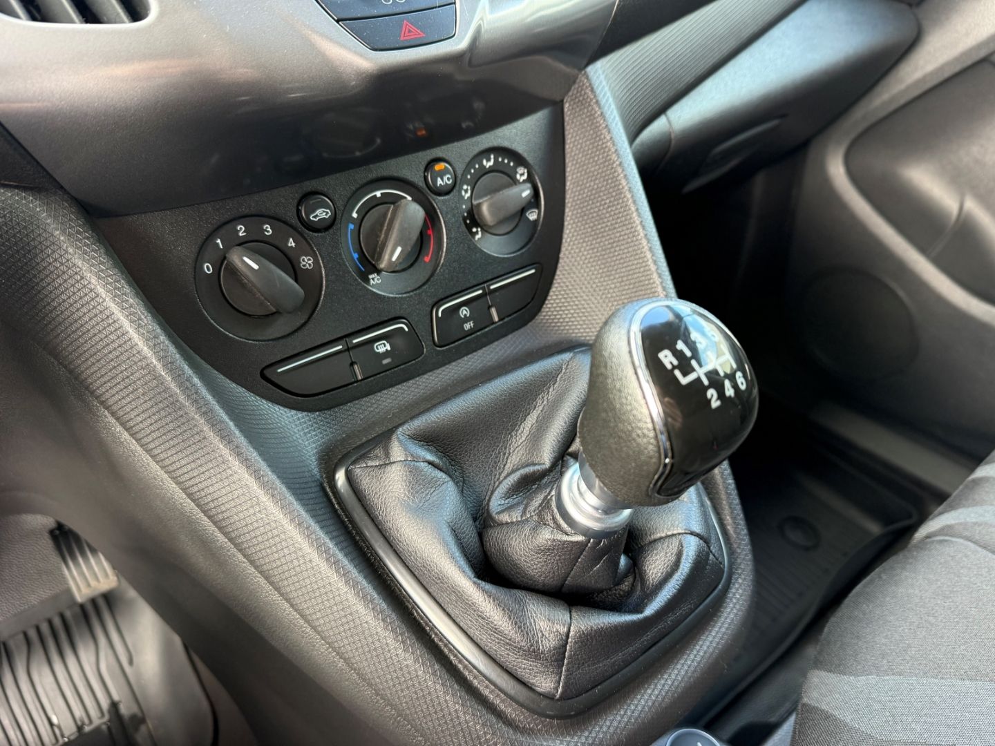 Fahrzeugabbildung Ford Transit Connect Kasten Trend AHK  Regalsystem PD