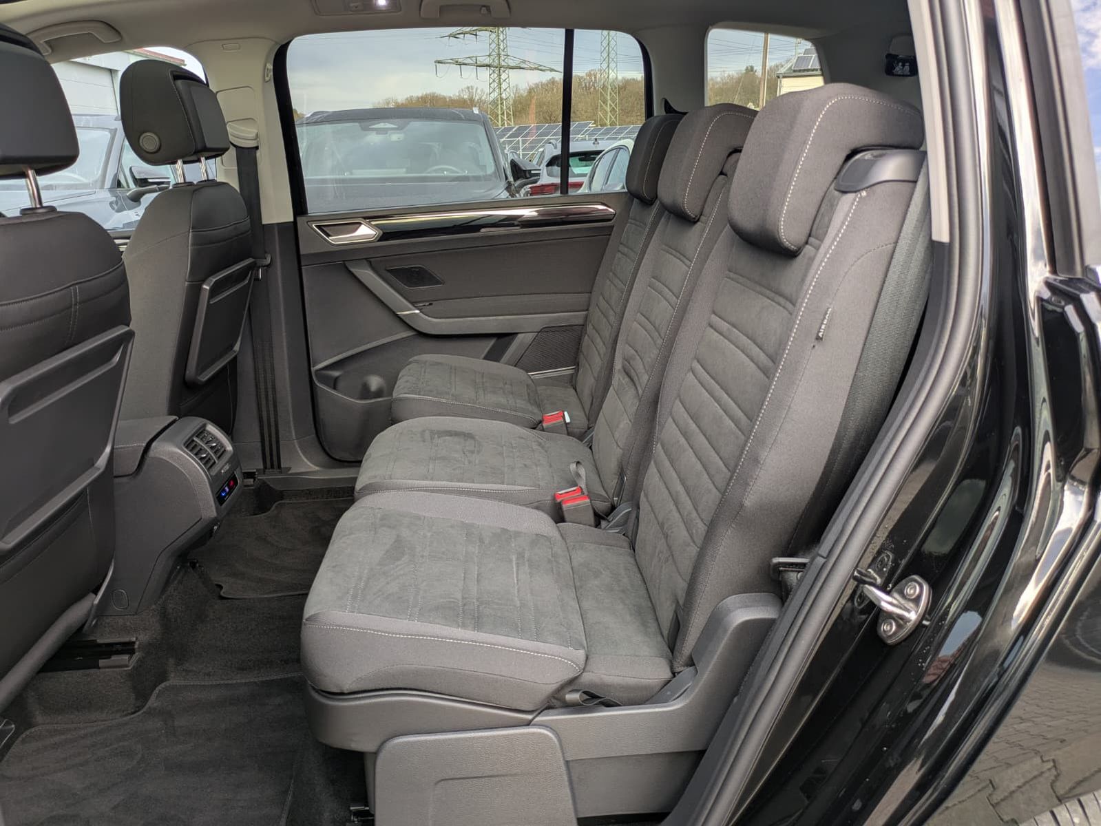 Fahrzeugabbildung Volkswagen Touran 2.0 DSG R-Line High. Pano 7-Si IQ.Dri AHK