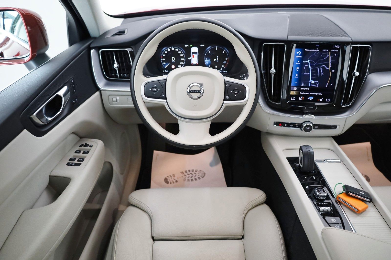 Fahrzeugabbildung Volvo XC60 Momentum Pro,Leder,Navi,LED,SH,Pano.,AHK+WR